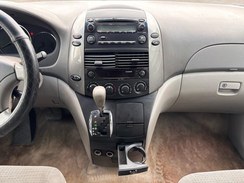 Toyota Sienna LE 7-Passenger 2006