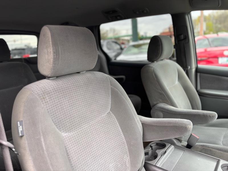 Toyota Sienna LE 7-Passenger 2006