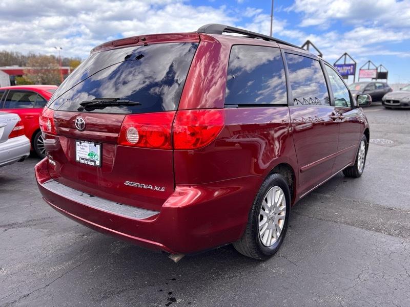 Toyota Sienna XLE FWD 2010