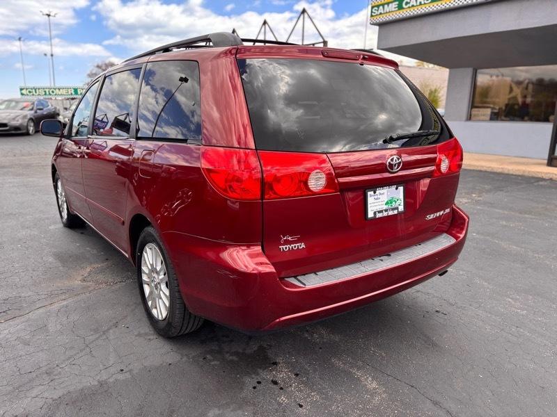 Toyota Sienna XLE FWD 2010
