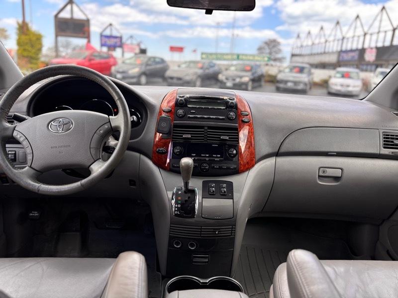 Toyota Sienna XLE FWD 2010