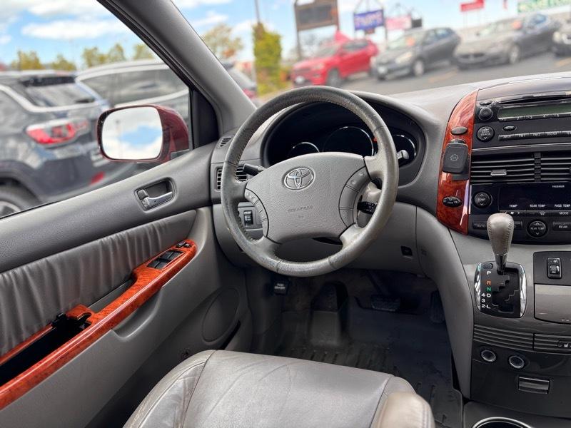 Toyota Sienna XLE FWD 2010