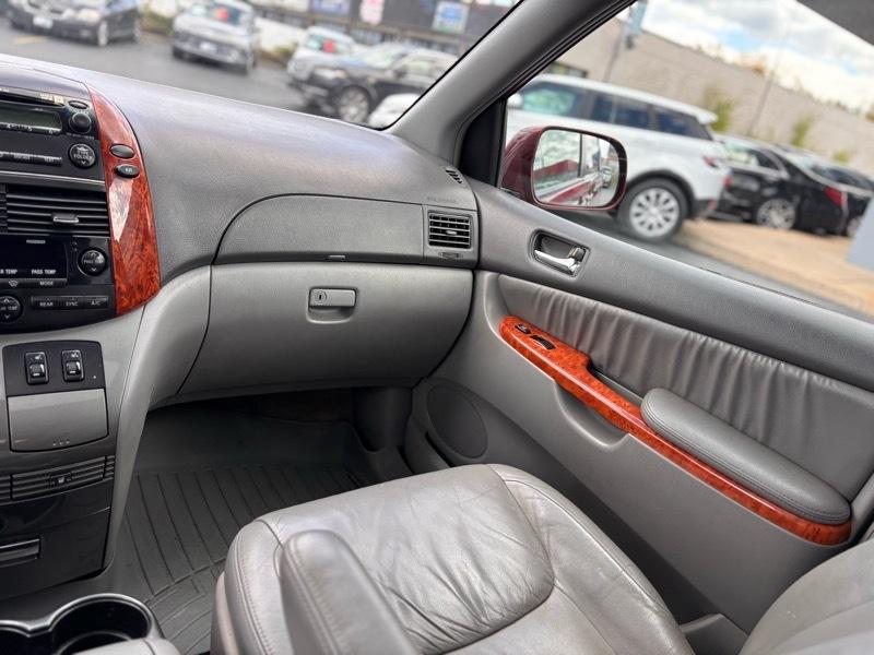 Toyota Sienna XLE FWD 2010