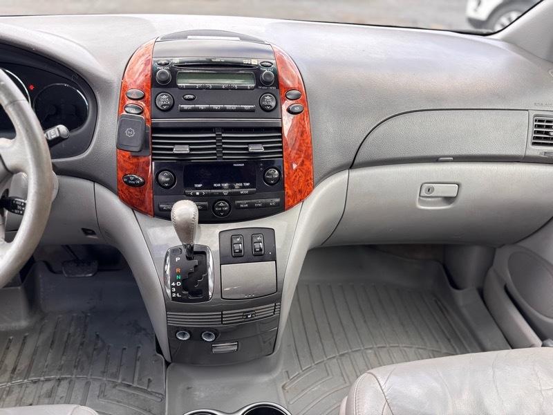 Toyota Sienna XLE FWD 2010