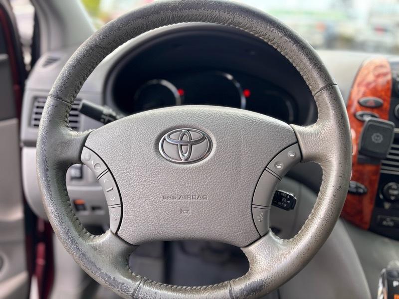 Toyota Sienna XLE FWD 2010