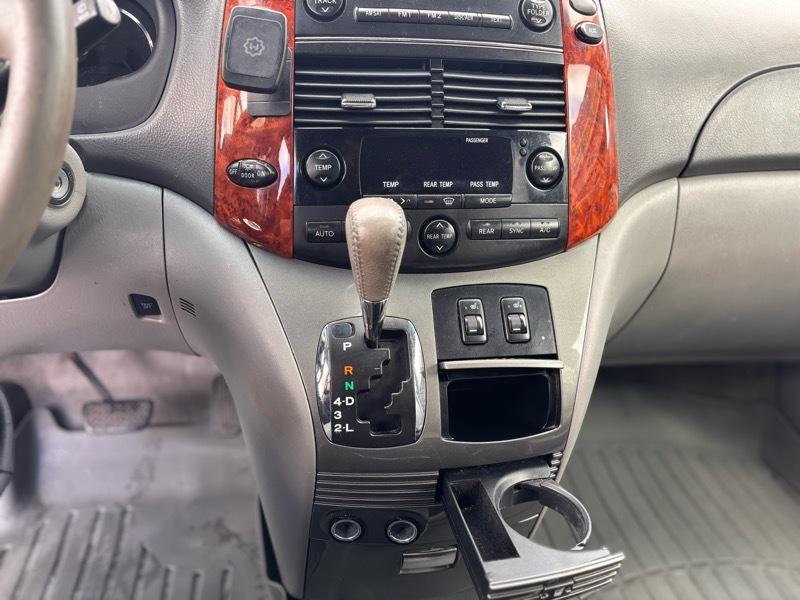 Toyota Sienna XLE FWD 2010