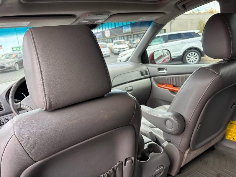 Toyota Sienna XLE FWD 2010
