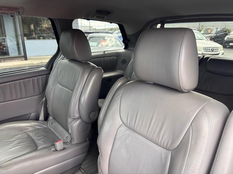 Toyota Sienna XLE FWD 2010