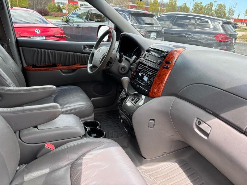 Toyota Sienna XLE FWD 2010