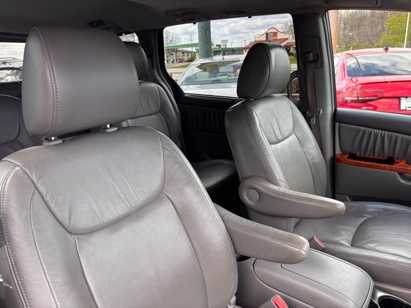 Toyota Sienna XLE FWD 2010