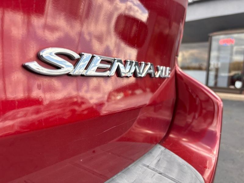 Toyota Sienna XLE FWD 2010