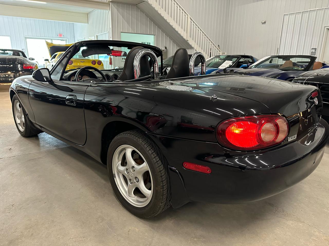 Mazda MX-5 Miata 2dr Conv Cloth 5-Spd Manual 2002