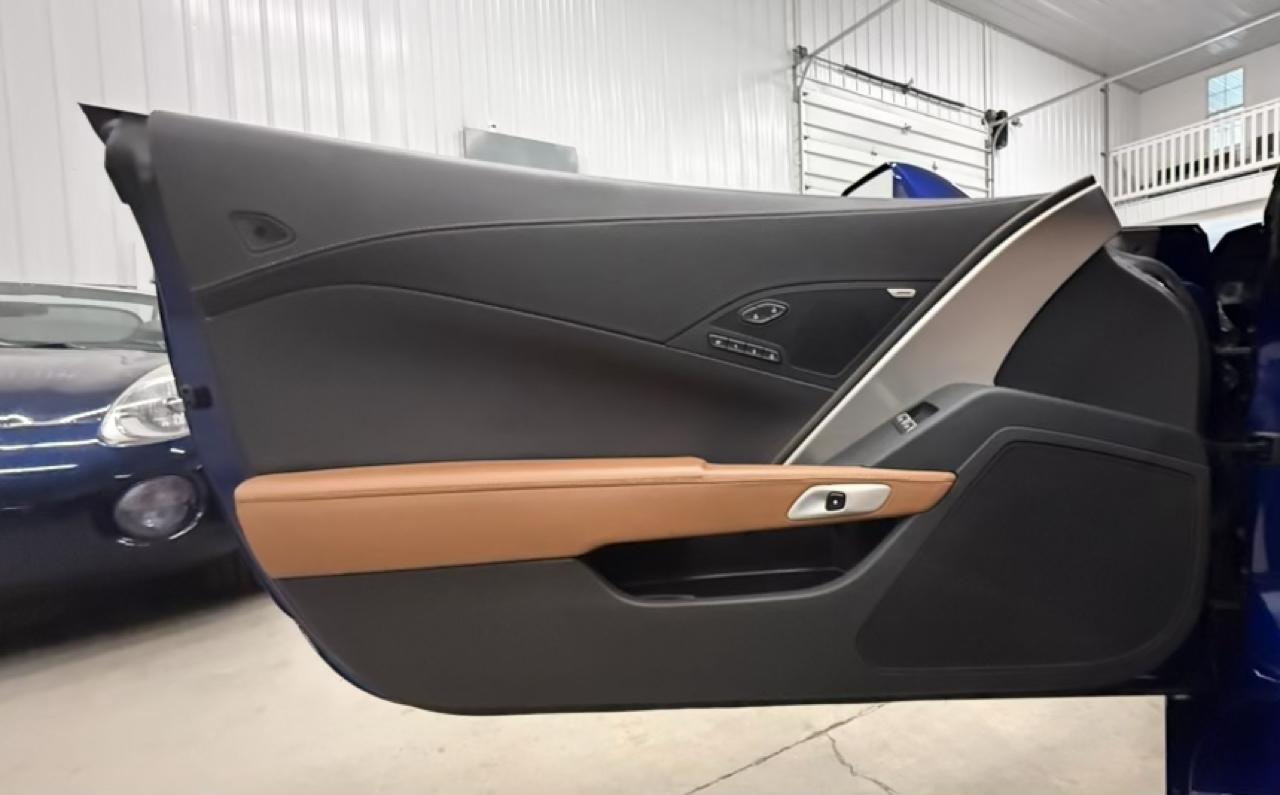 Chevrolet Corvette 2dr Stingray Cpe w/2LT 2017