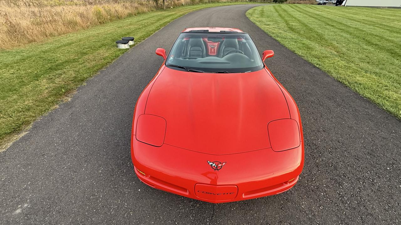 Chevrolet Corvette 2dr Convertible 2001