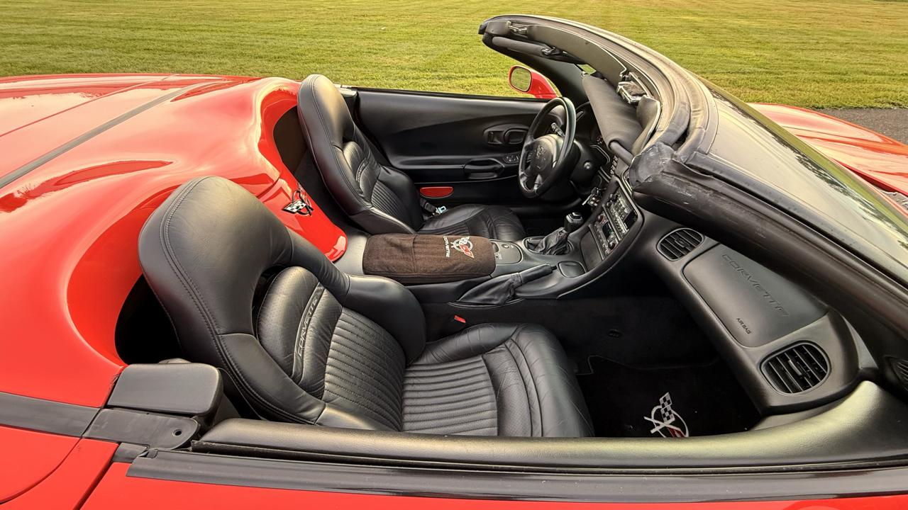 Chevrolet Corvette 2dr Convertible 2001