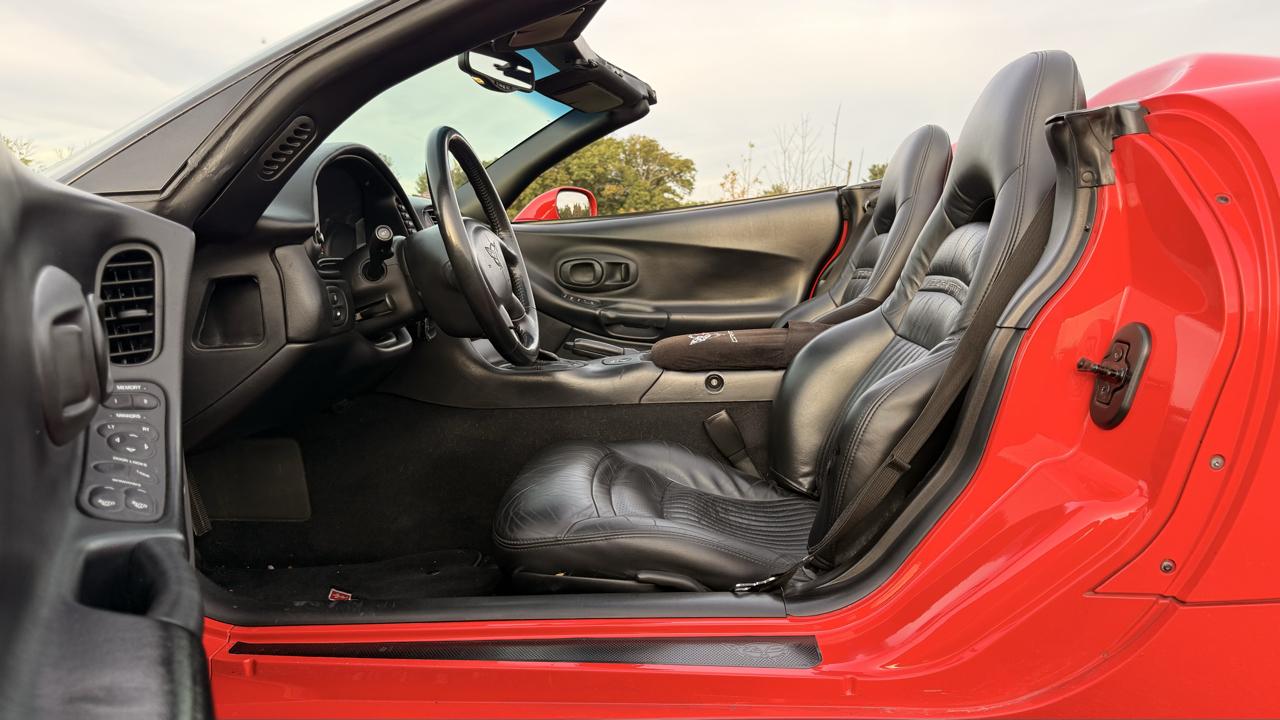 Chevrolet Corvette 2dr Convertible 2001