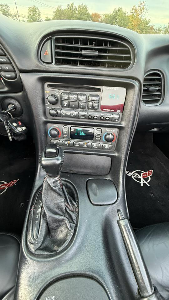 Chevrolet Corvette 2dr Convertible 2001