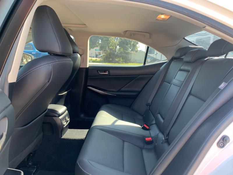 Lexus IS 300 RWD 2020