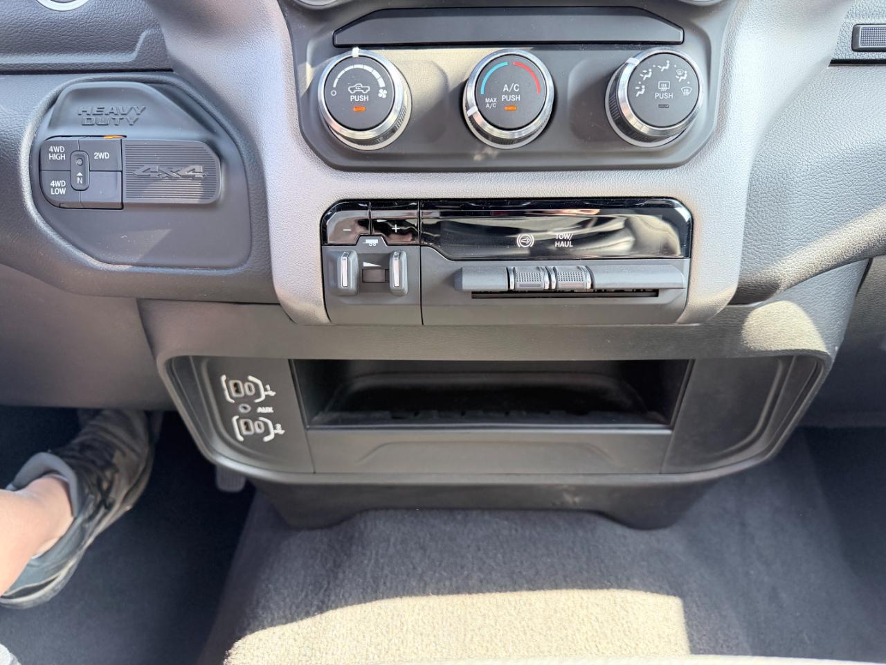 RAM 2500 Big Horn 4x4 Crew Cab 6'4" Box 2024