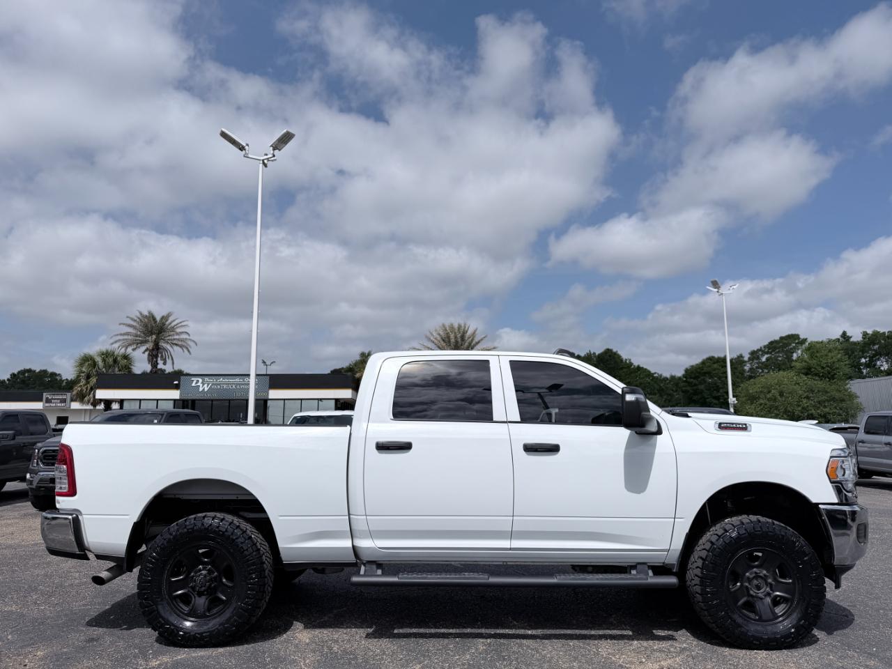 RAM 2500 Tradesman 4x4 Crew Cab 6'4" Box 2024