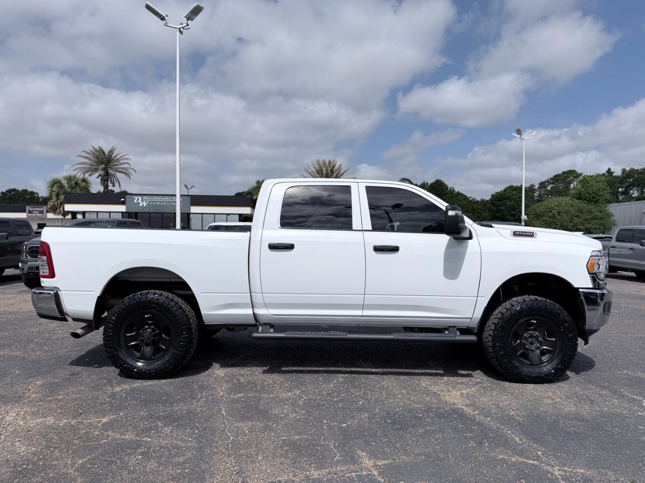 RAM 2500 Tradesman 4x4 Crew Cab 6'4" Box 2024