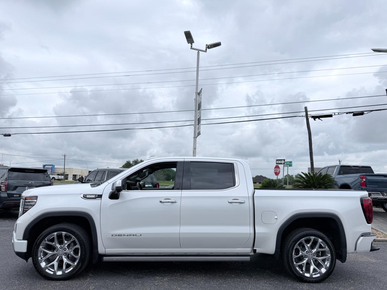 GMC Sierra 1500 4WD Crew Cab 147" Denali 2024