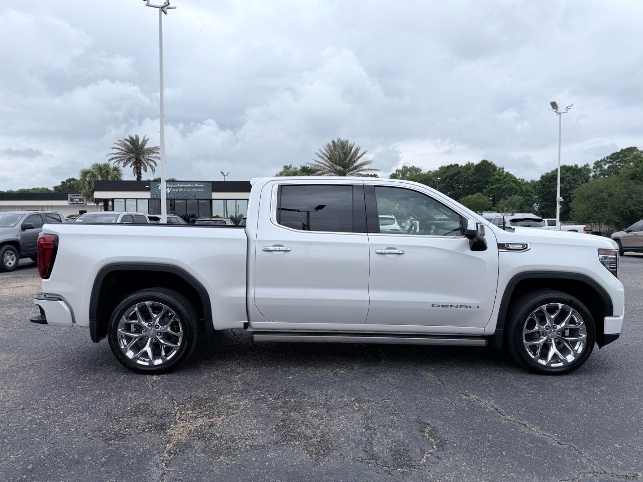 GMC Sierra 1500 4WD Crew Cab 147" Denali 2024
