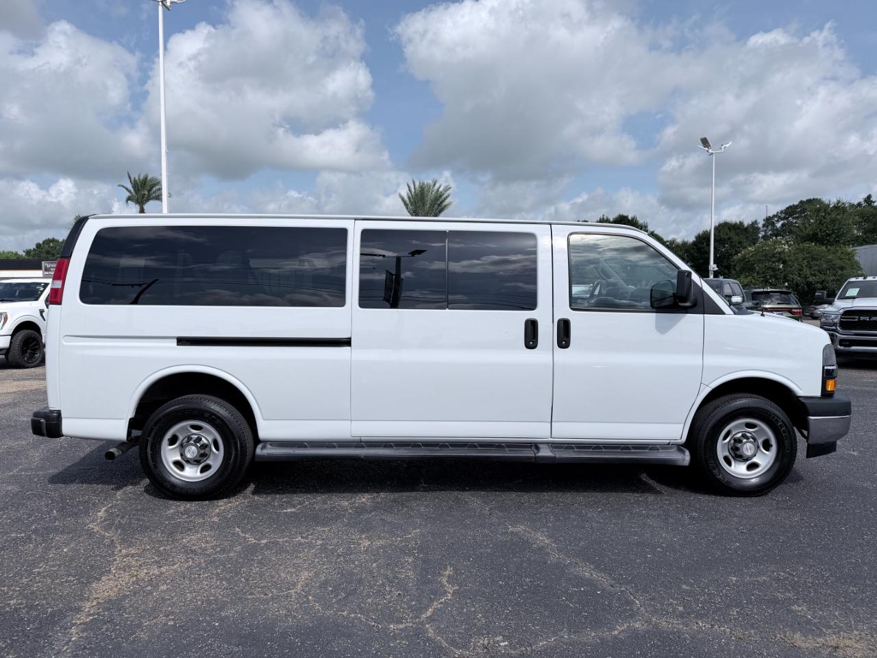 Chevrolet Express Passenger RWD 3500 155" LT 2021