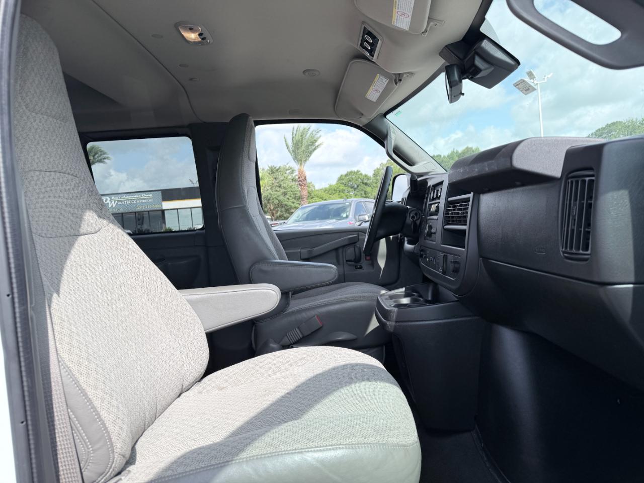 Chevrolet Express Passenger RWD 3500 155" LT 2021