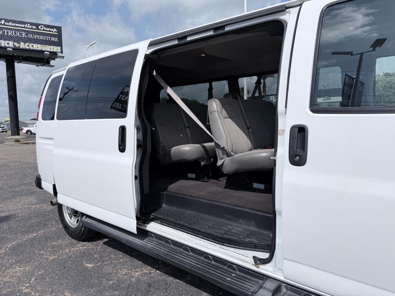 Chevrolet Express Passenger RWD 3500 155" LT 2021
