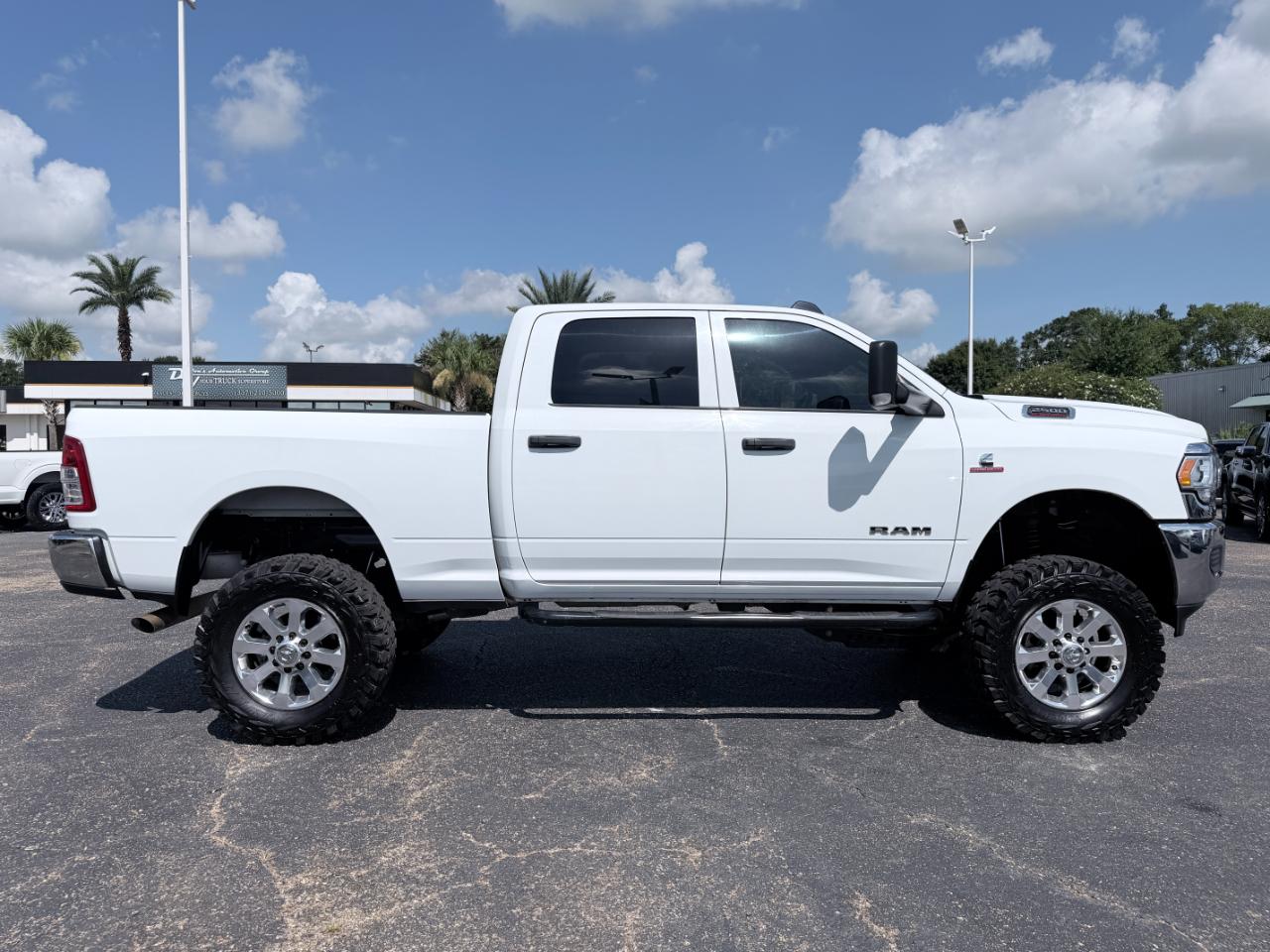 RAM 2500 Tradesman 4x4 Crew Cab 6'4" Box 2022