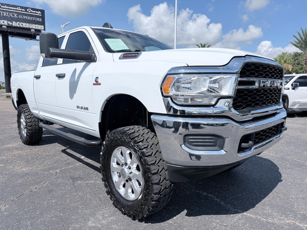 RAM 2500 Tradesman 4x4 Crew Cab 6'4" Box 2022