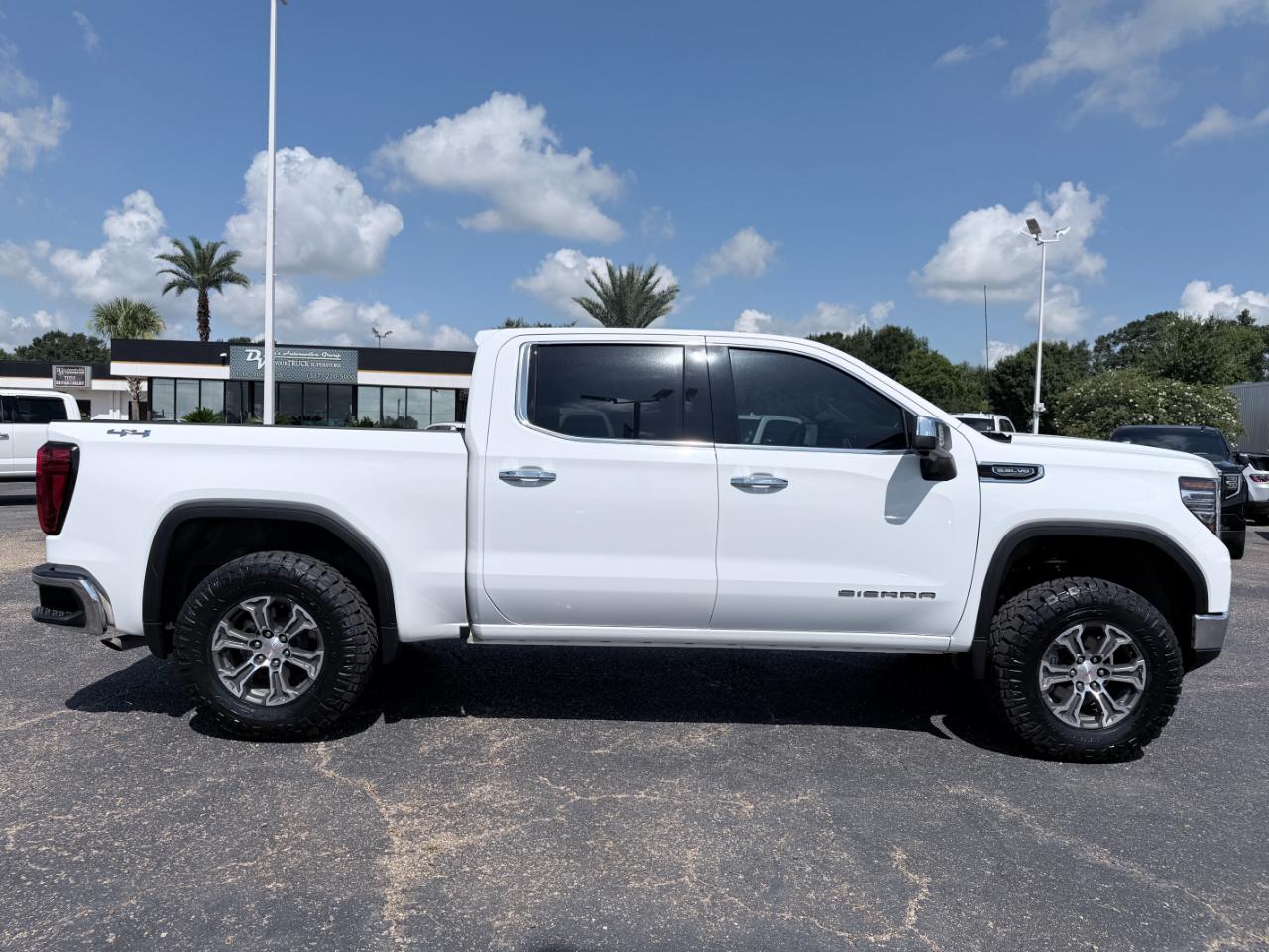 GMC Sierra 1500 4WD Crew Cab 147" SLT 2026