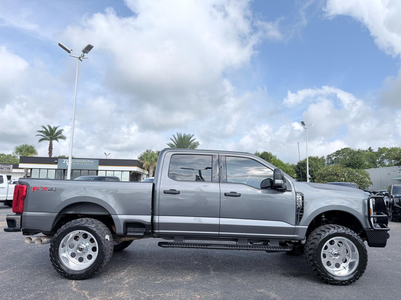 Ford Super Duty F-250 SRW XLT 4WD Crew Cab 8' Box 2024