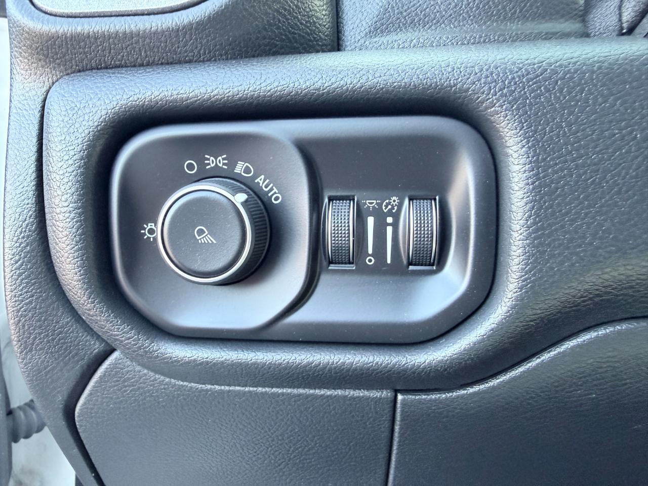 RAM 2500 Tradesman 4x4 Crew Cab 8' Box 2020