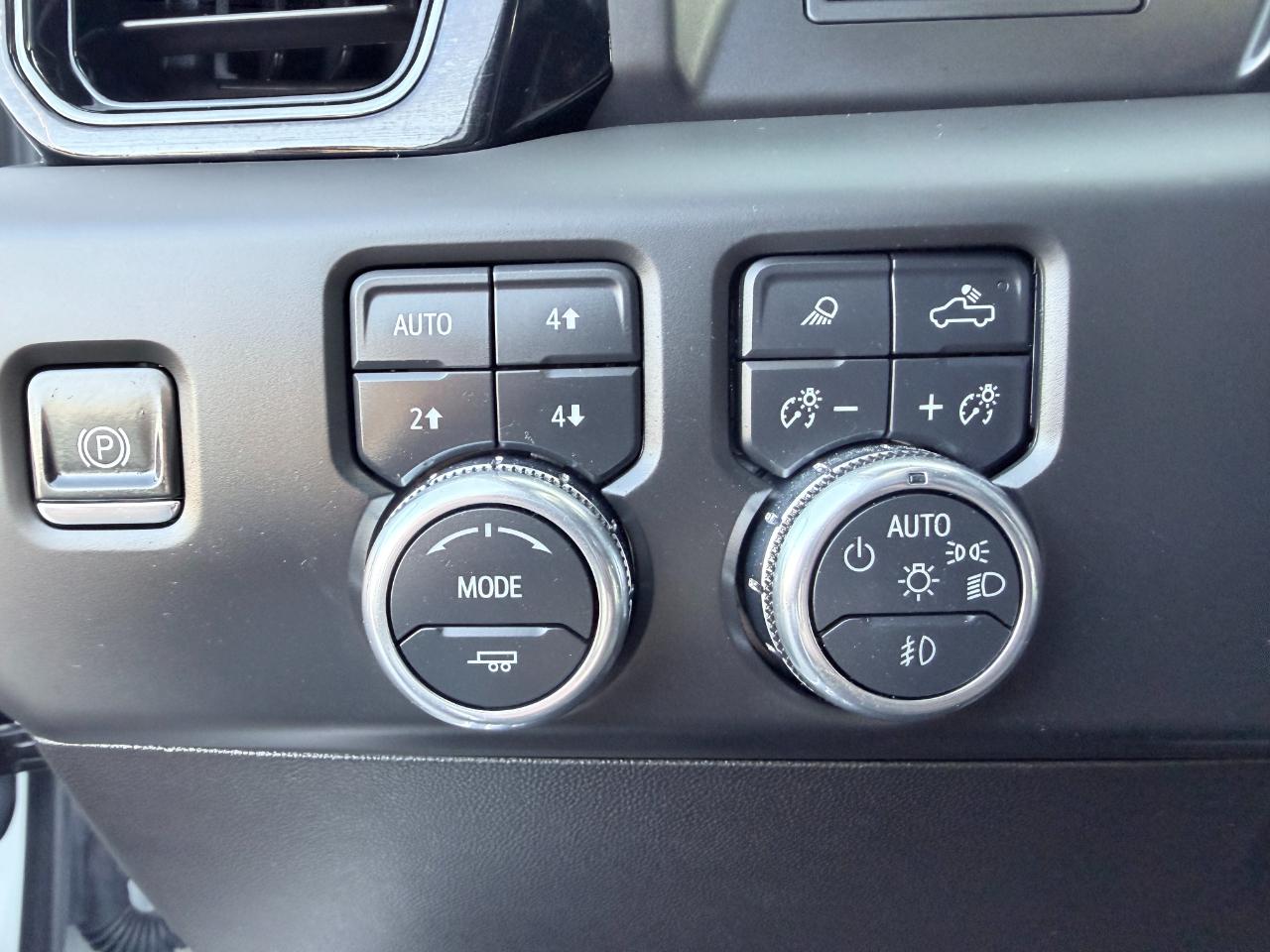 GMC Sierra 1500 4WD Crew Cab 147" AT4 2025