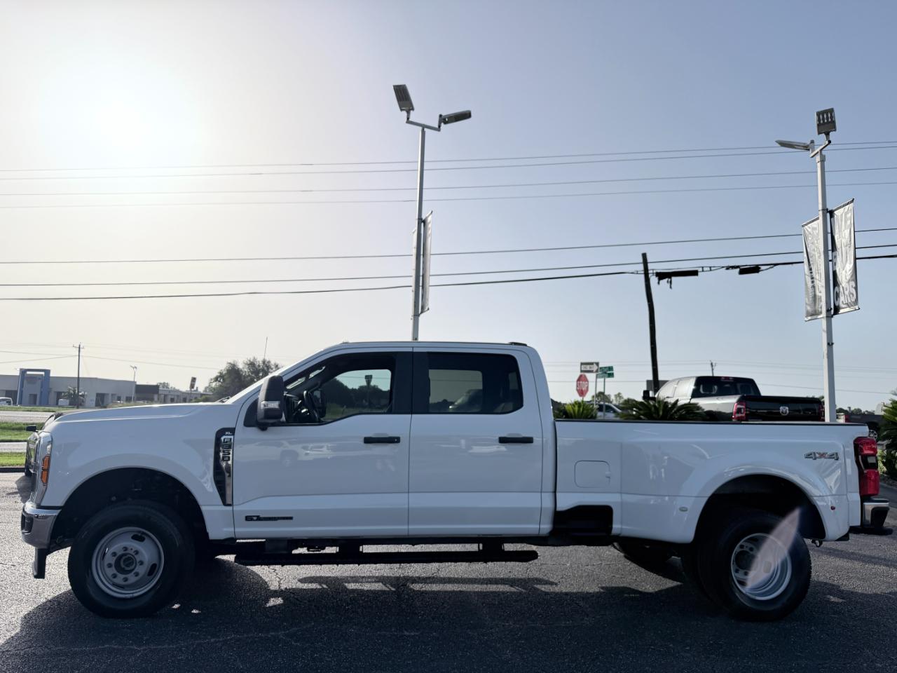 Ford Super Duty F-350 DRW XL 4WD Crew Cab 8' Box 2024