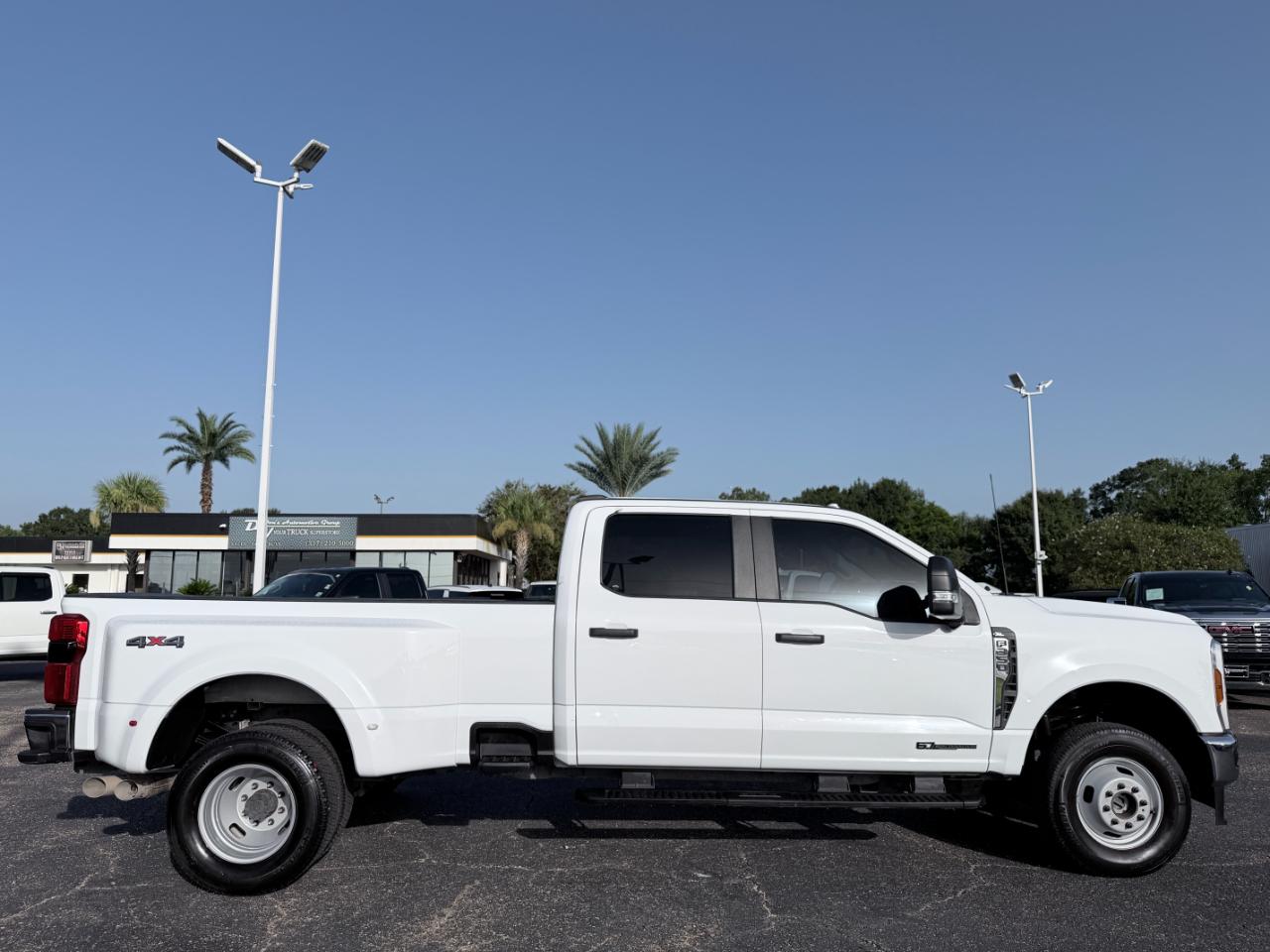 Ford Super Duty F-350 DRW XL 4WD Crew Cab 8' Box 2024