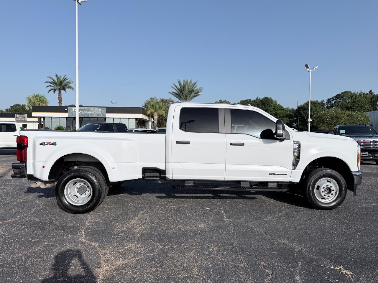Ford Super Duty F-350 DRW XL 4WD Crew Cab 8' Box 2024
