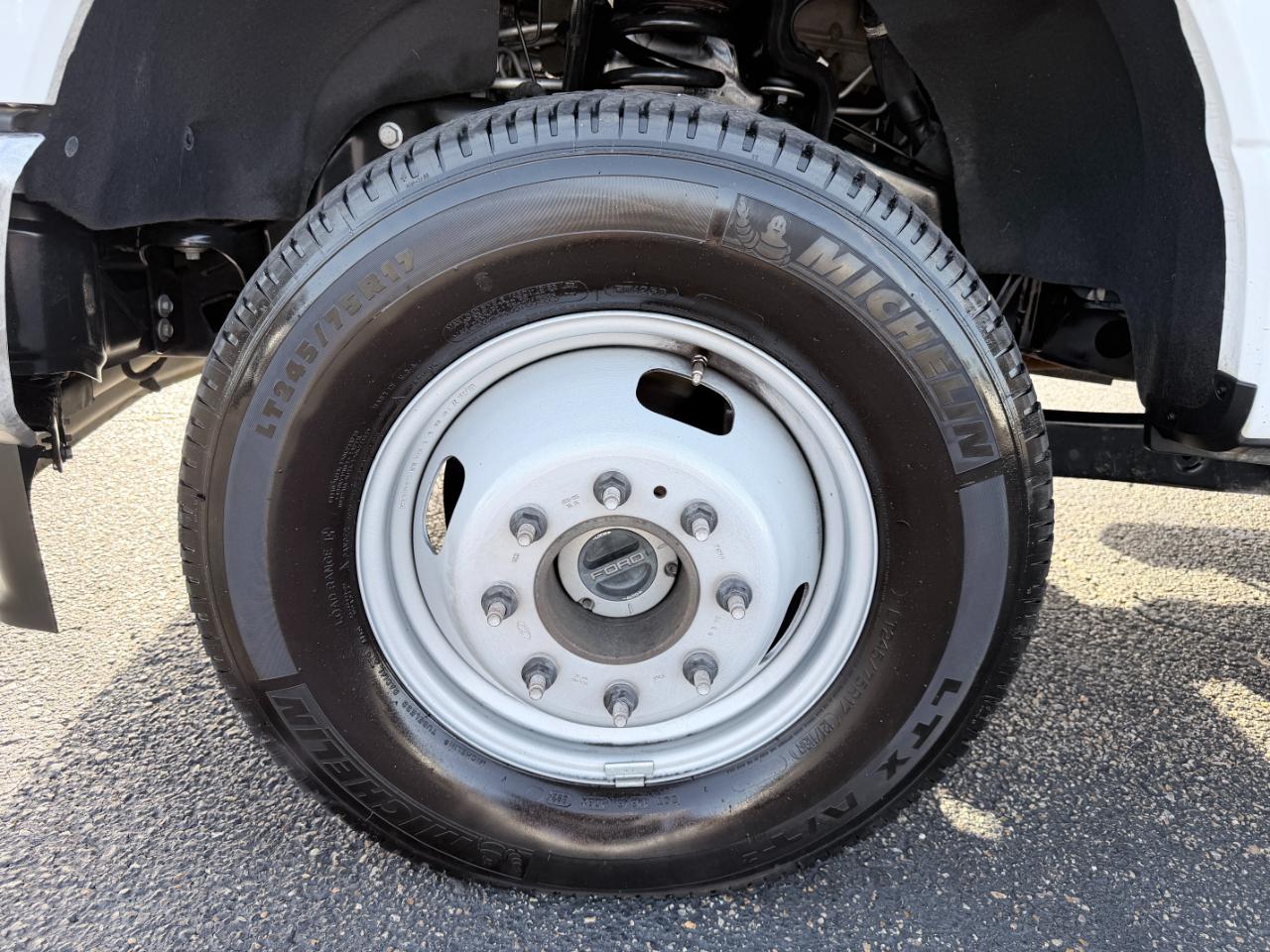 Ford Super Duty F-350 DRW XL 4WD Crew Cab 8' Box 2024