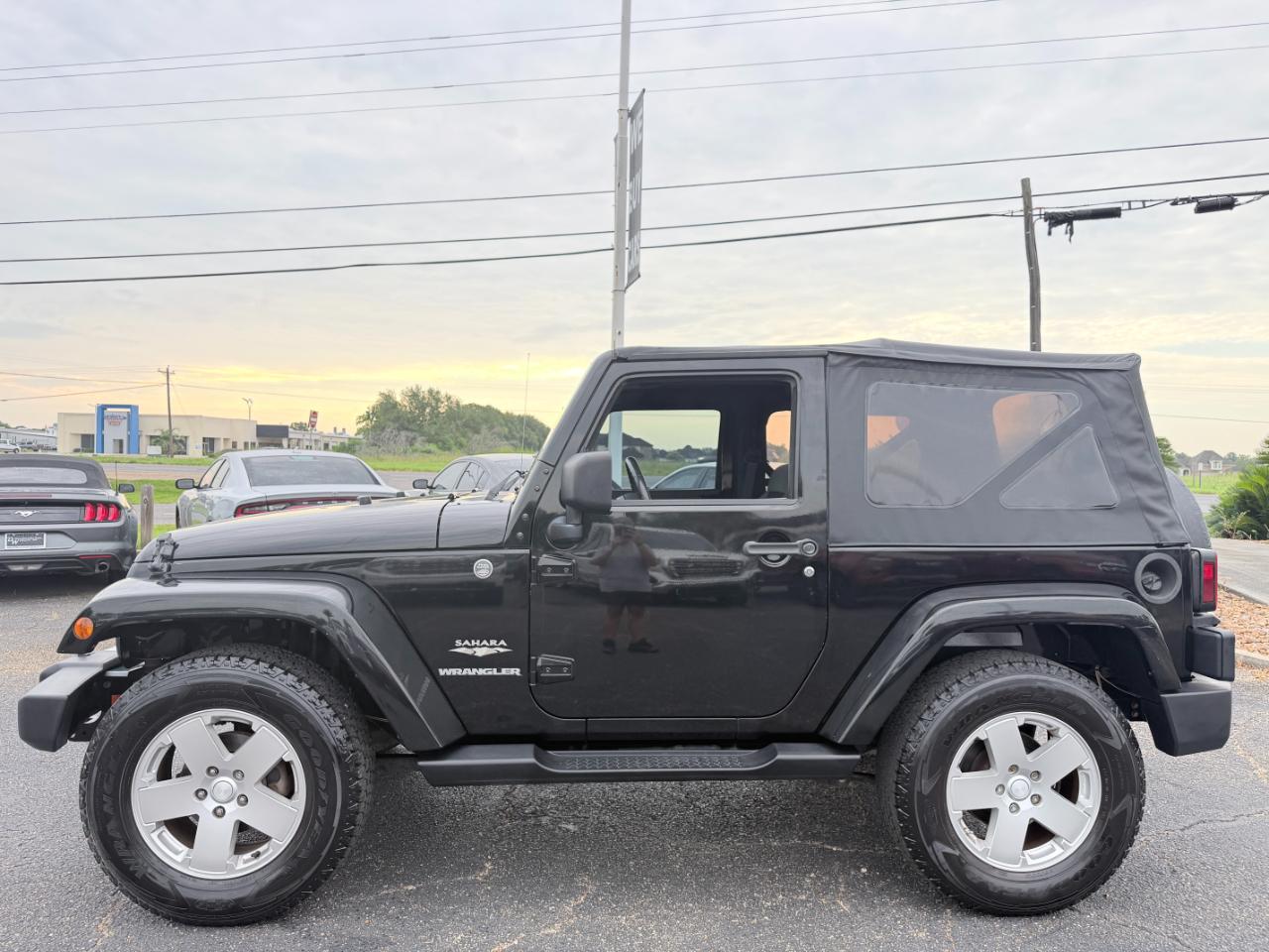 Jeep Wrangler 4WD 2dr Sahara 2010
