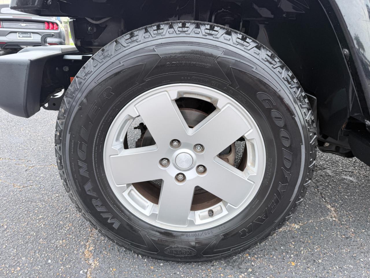 Jeep Wrangler 4WD 2dr Sahara 2010