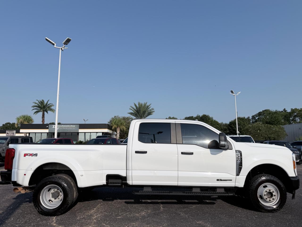 Ford Super Duty F-350 DRW XL 4WD Crew Cab 8' Box 2024