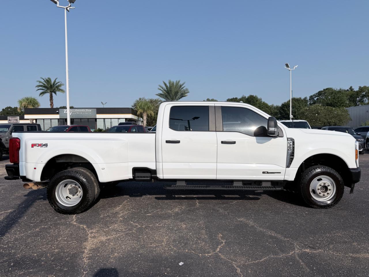 Ford Super Duty F-350 DRW XL 4WD Crew Cab 8' Box 2024