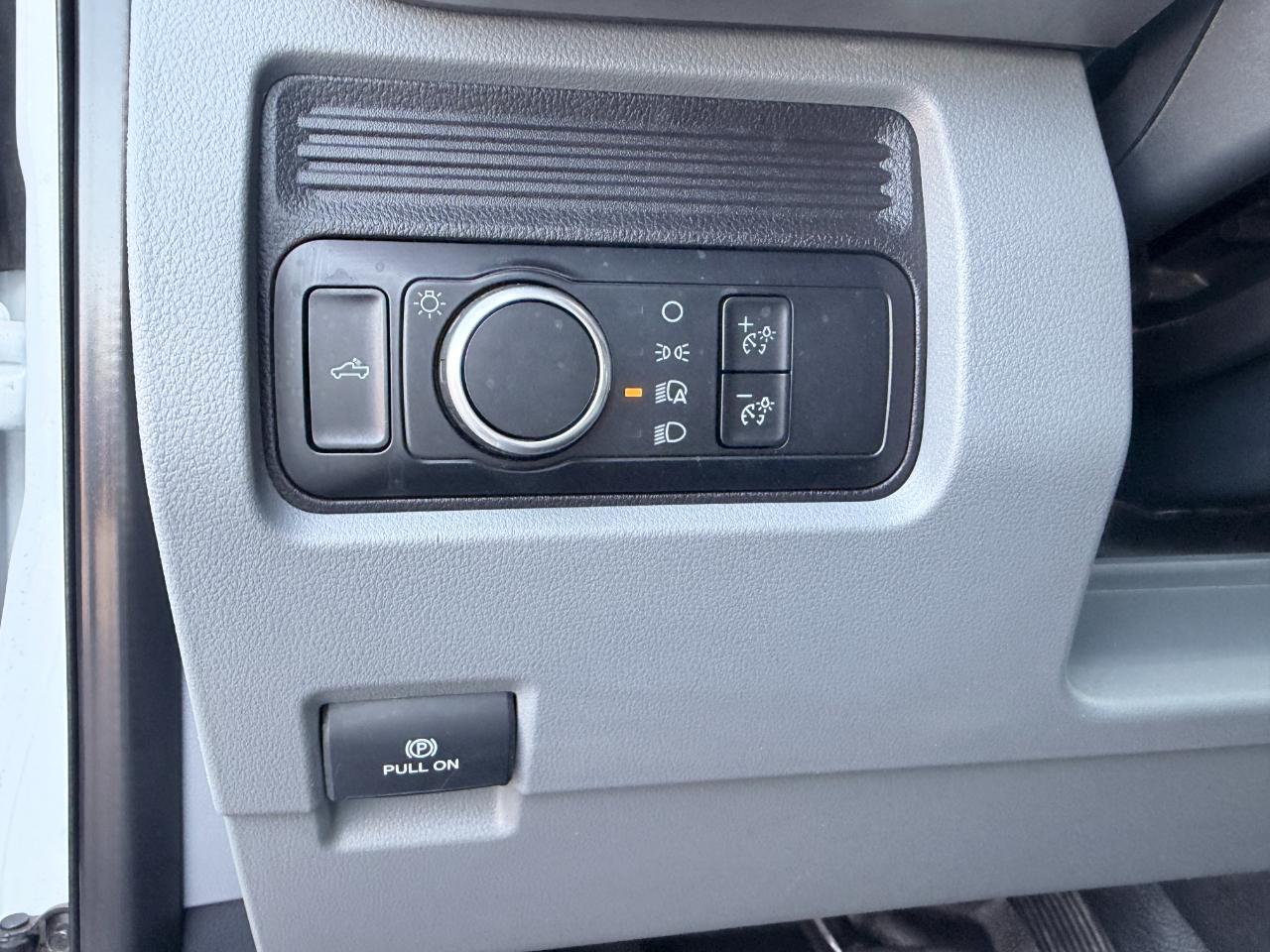 Ford Super Duty F-350 DRW XL 4WD Crew Cab 8' Box 2024