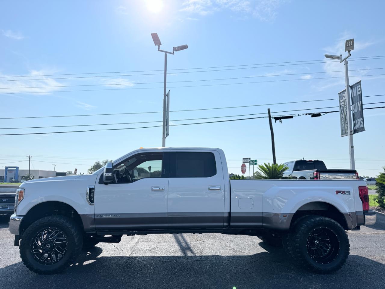 Ford Super Duty F-350 DRW Lariat 4WD Crew Cab 8' Box 2019