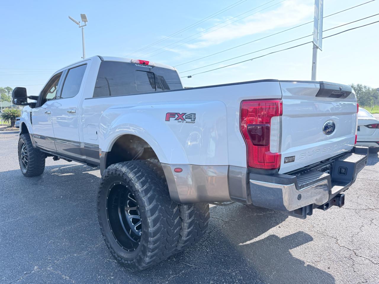 Ford Super Duty F-350 DRW Lariat 4WD Crew Cab 8' Box 2019