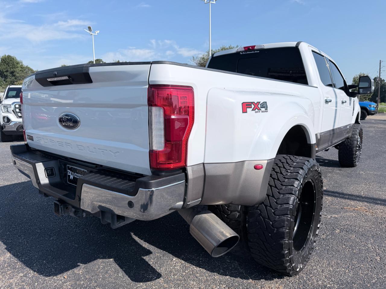 Ford Super Duty F-350 DRW Lariat 4WD Crew Cab 8' Box 2019