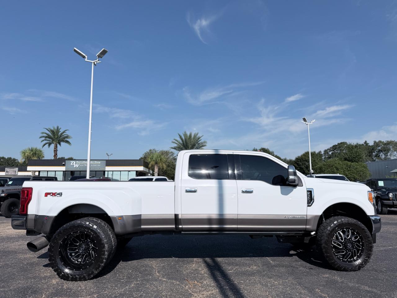 Ford Super Duty F-350 DRW Lariat 4WD Crew Cab 8' Box 2019