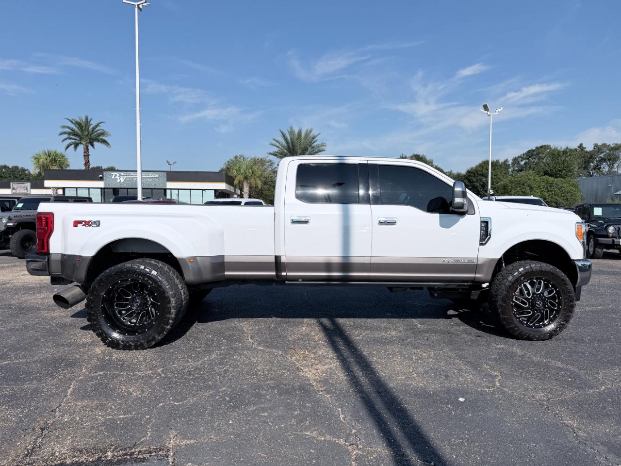 Ford Super Duty F-350 DRW Lariat 4WD Crew Cab 8' Box 2019